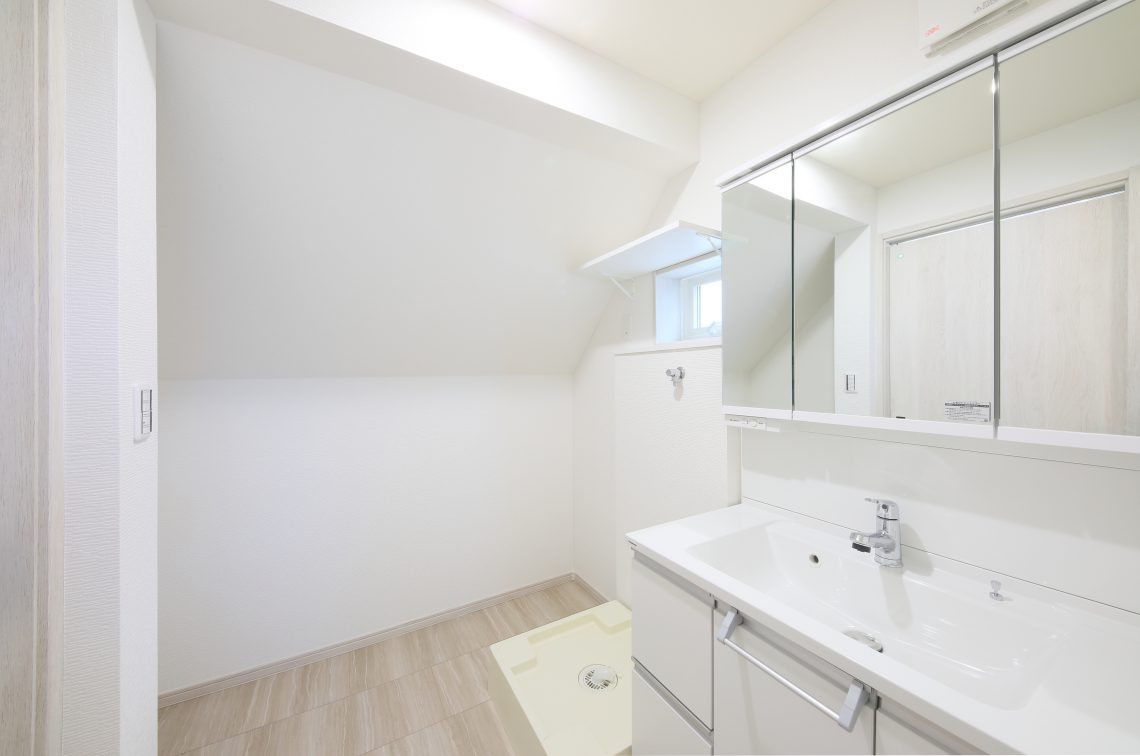 どんな家具も、より一層素敵に見せてくれるシンプルな内装。