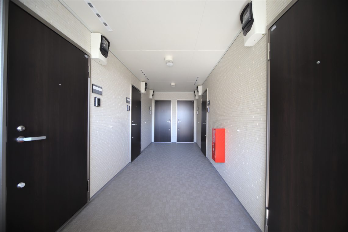 建物外部からの視線を遮り、防犯面の強化やプライバシーを守りやすい内廊下の設計。