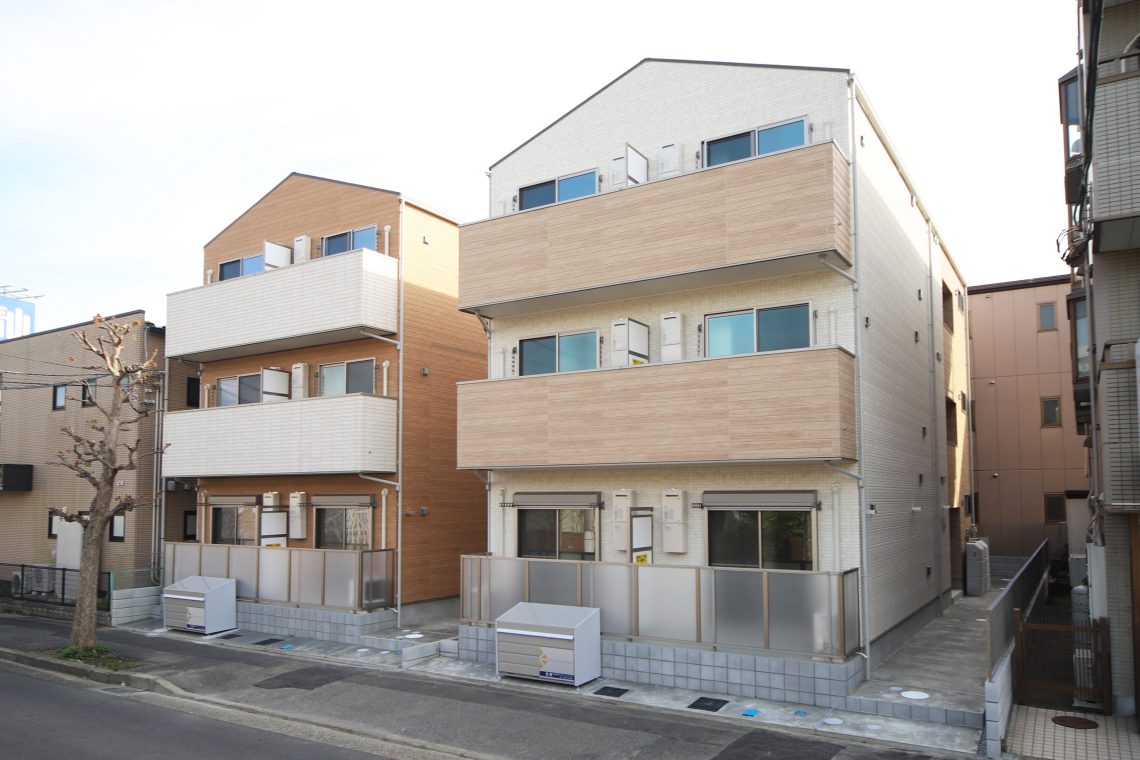 新松戸駅より徒歩９分。２棟の新築木造３階建てアパートが完成！